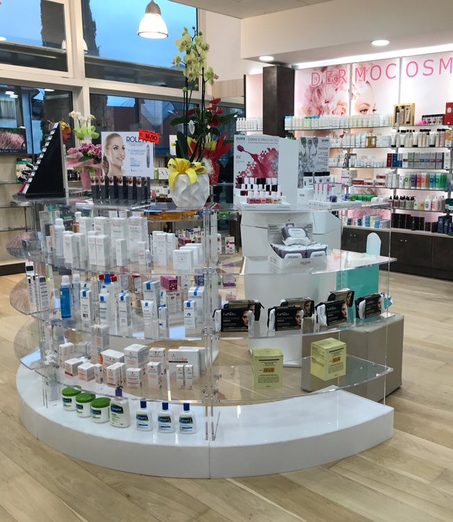 Gondole e frigoriferi interno farmacia